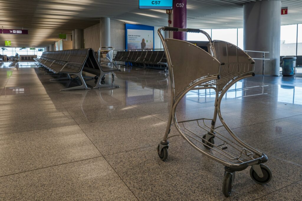 Leerer Gepäckwagen im Wartebereich des Flughafens Palma, Warten auf den Abflug und Fluggastrechte Verspätung