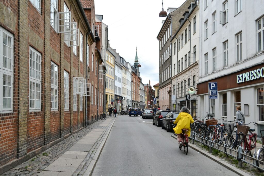 Fußgänger und Fahrräder in einer Straße der Altstadt, Kopenhagen günstig zu Fuß und mit dem Rad entdecken
