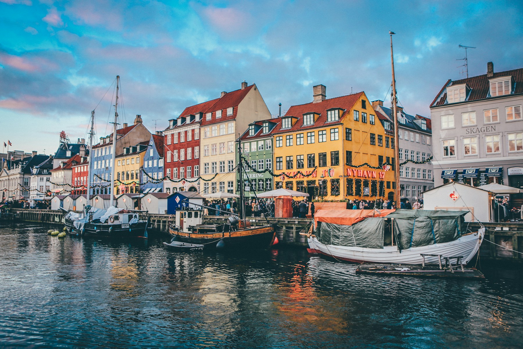 Bunte Häuser in Kopenhagen als Titelbild für unsere Spartipps, wie du Kopenhagen günstig bereist