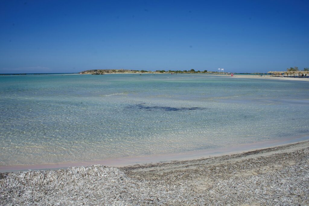 Flaches Wasser und heller Sand in der Lagune von Elafonissi im Südwesten, ideal für Kreta mit Kindern